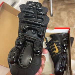 Gradeschool Nike vapormax size 5.5 boys 7 women